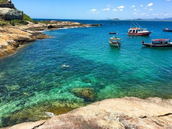 Praia de Setiba com águas claras