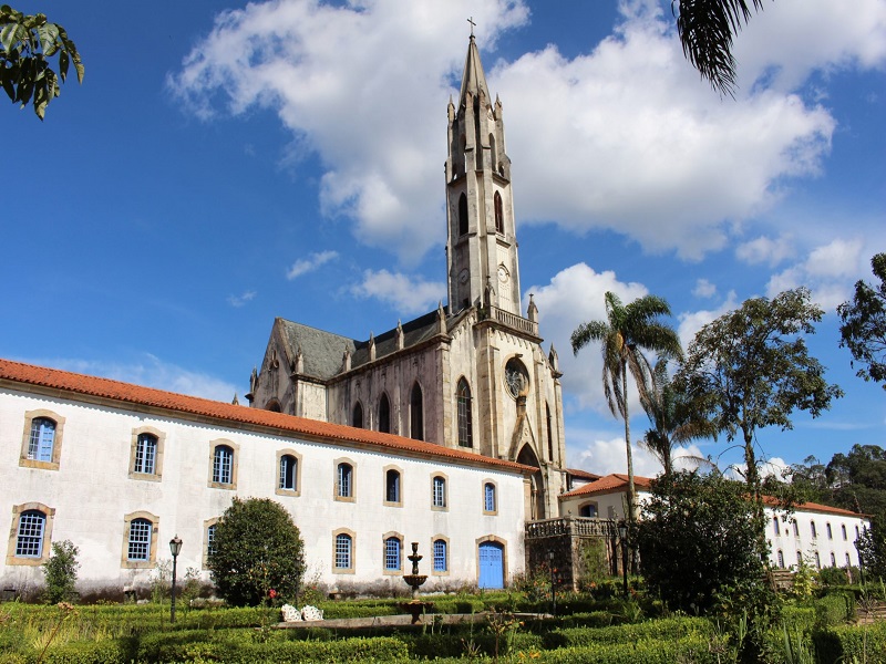 Igreja neogótica em evidência